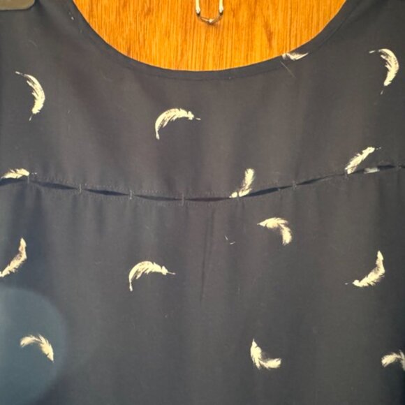 Dynamite Blouse Feathers Sweet detailing on the back - Picture 5 of 7